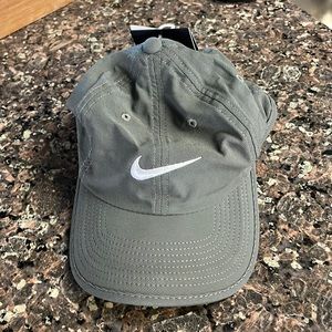 Nike Ballcap. Never worn. It is unisex